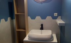 Salle de douche peinture bleue carrelage mosaîque meuble chêne blanc Maisons Alfort